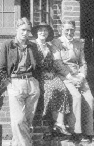 Hugh Casson with his parents